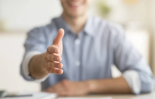 Unbekannter junger Mann streckt Hand zum Handschlag-Gruß aus — Stockfoto