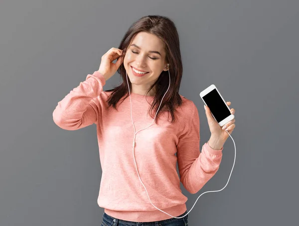 Jovem feliz ouvindo música com fones de ouvido — Fotografia de Stock