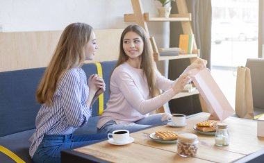 Genç bayan kız arkadaşı alışverişte ne olsun merak ediyor