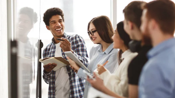 Amigos do ensino médio rindo, resolvendo problemas no quadro branco — Fotografia de Stock