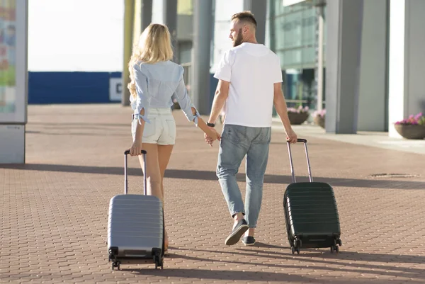 Coppia amorevole a piedi all'ingresso dell'aeroporto con i bagagli — Foto Stock