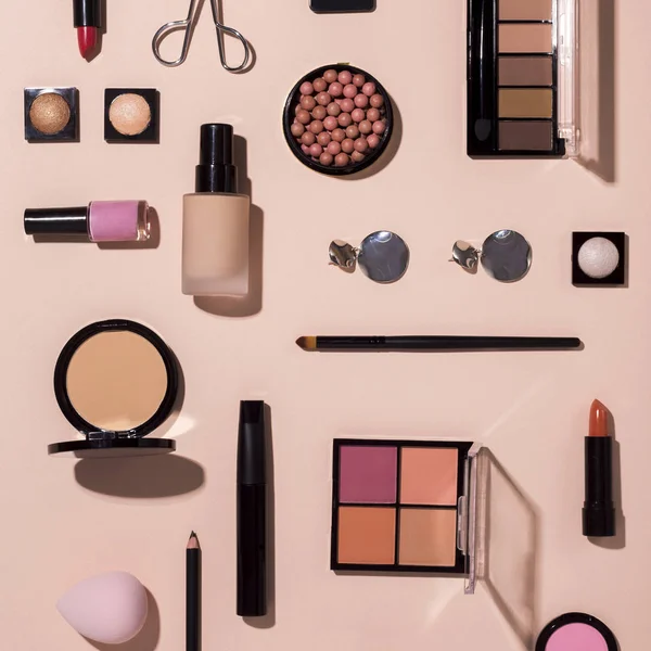 Conjunto de cosméticos coloridos para maquiagem em fundo rosa — Fotografia de Stock