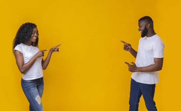 African american man and woman pointing at empty space — Stock Photo, Image