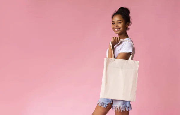 Mockup Untuk Desain. Girl with Cotton Bag Over Pink Background — Stok Foto