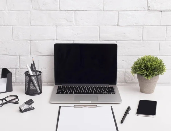 Laptop con schermo bianco nero e clipper per testo su bianco — Foto Stock