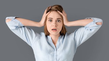 Şaşkın sarışın kadın sürpriz başını tutarak