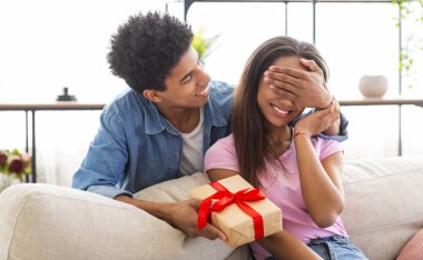 Erkek kız gözleri kapsayan ve mevcut kutu tutan