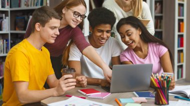 Kütüphanede projeyi tartışan bir grup akıllı öğrenci