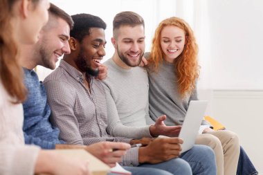 Birlikte okuyan ve sınavlara hazırlanan genç öğrenciler