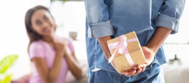 Adam arkasında mevcut tutan, arka planda kız şaşırttı.