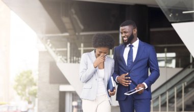 İki iş arkadaşı dijital tablet açık havada komik içerik tarama