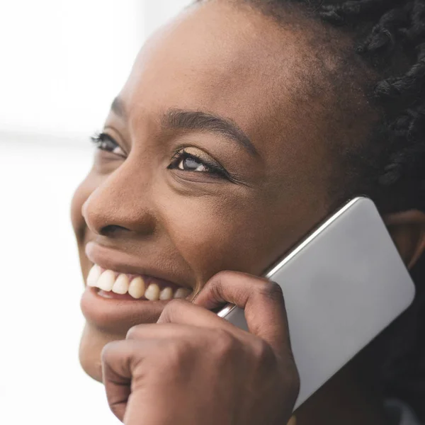 Happy Black Business Lady pratar på telefon mot fönster, närbild — Stockfoto