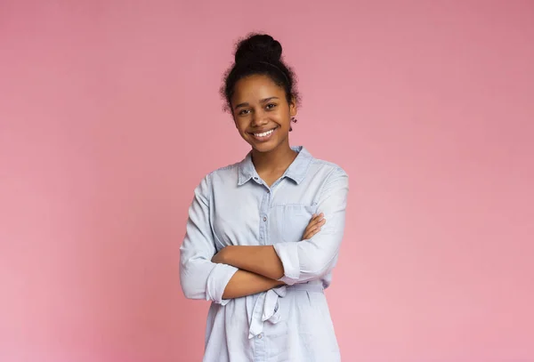 Retrato de linda chica afroamericana sonriendo a la cámara — Foto de Stock