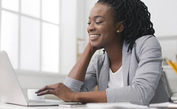 Bem sucedido preto negócio senhora digitando no laptop no escritório — Fotografia de Stock