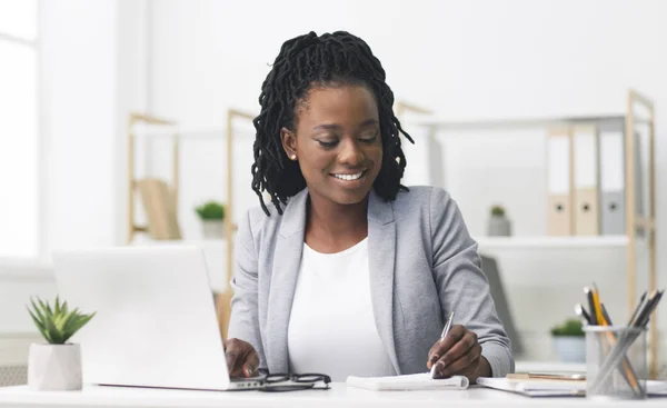 Empresária afro-americana trabalhando no laptop no escritório — Fotografia de Stock
