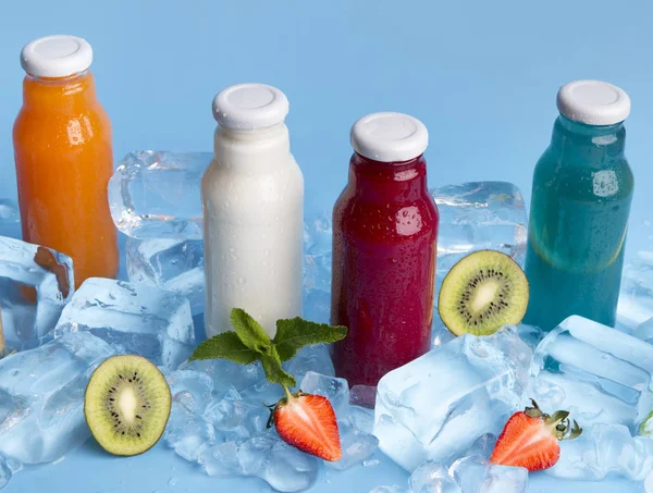Питание летними фруктами в стеклянных бутылках — стоковое фото