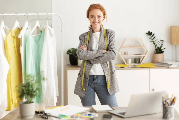 Getalenteerde jonge naaister poseren in workshop, vrije ruimte — Stockfoto