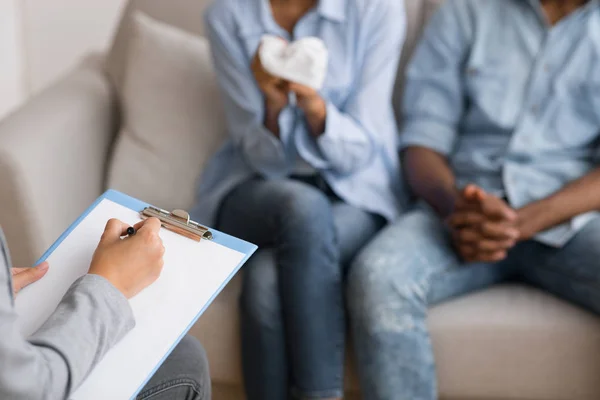 Casais terapeuta aconselhamento frustrado cônjuges afro-americanos no escritório — Fotografia de Stock