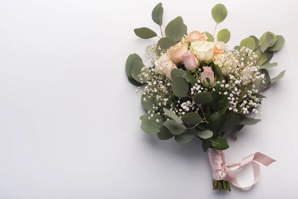 Esküvői menyasszony csokor krém színű Rózsa izolált fehér — Stock Fotó