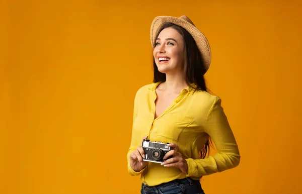 복고풍 카메라, 스튜디오 샷으로 사진을 찍는 웃는 여자 관광 — 스톡 사진