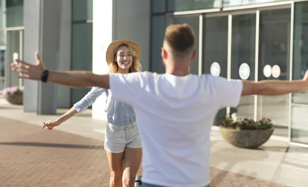 Joven encontrándose con su novia con los brazos abiertos en el aeropuerto — Foto de Stock