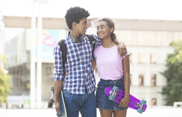 Tieners daten in de stad samen wandelen buiten — Stockfoto