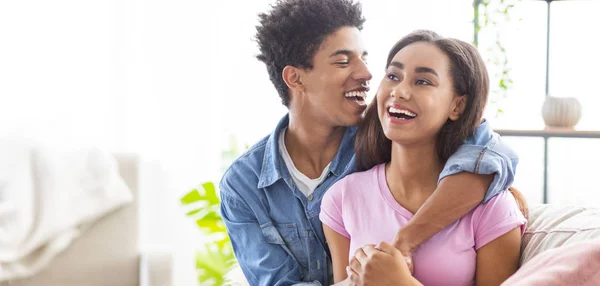 Adolescentes africanos alegres tendo data em casa — Fotografia de Stock