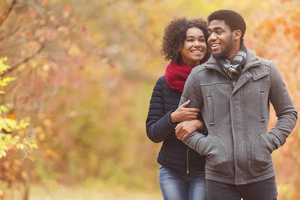 Amar pareja afro citas en el parque, disfrutando del día de otoño —  Fotos de Stock