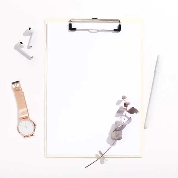 Clipboard with white copy space for text and dry flowers — Stock Photo, Image