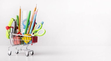 Beyaz izole ofis kırtasiye ile Alışveriş sepeti