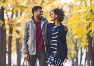 Siyah adam ve kız sonbahar parkta romantik tarih sahip