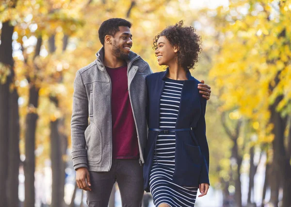 Siyah adam ve kız sonbahar parkta romantik tarih sahip