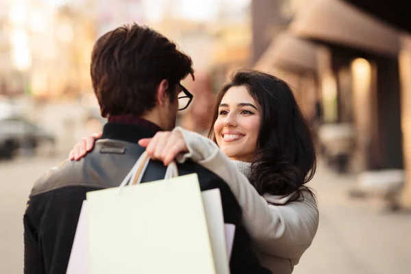 Succesvol winkelen. Opgewonden vrouw omarmen man na het winkelen — Stockfoto