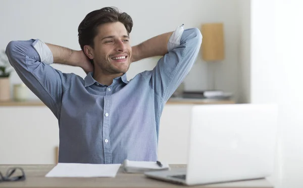 Homme d'affaires se détendre assis à l'ordinateur portable au bureau — Photo