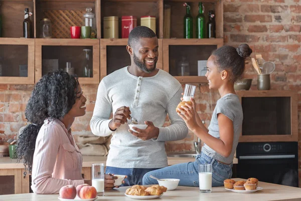 Przyjazna Afrykańska rodzina rozmawia w kuchni podczas śniadania — Zdjęcie stockowe