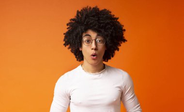 Şaşırmış siyah bin yıllık adam şok ağız açtı