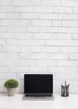 Dizüstü bilgisayar, yeşil tesis ve sarf malzemeleri ile Office masaüstü