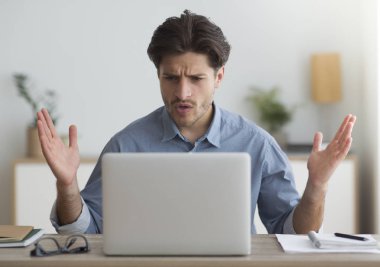 Evde Çalışma Sorunu Olan Laptop Bakarak Şok Man