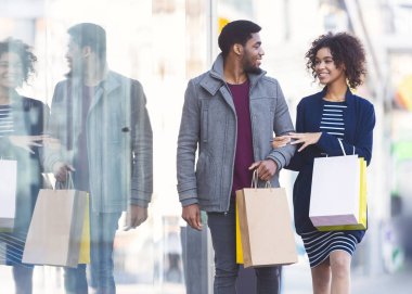 Hafta sonu alışveriş yapma aşk Mutlu Afrikalı çift