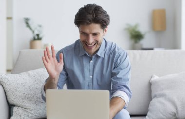 Mutlu Adam Laptop Kapalı Üzerinden Görüntülü Arama Yapma El Sallayarak