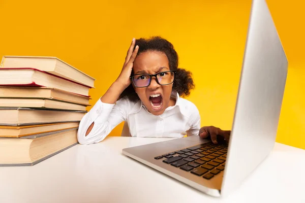 Елементарна Студентська Дівчина Сидить На Ноутбуці І Кричить В Студії — стокове фото