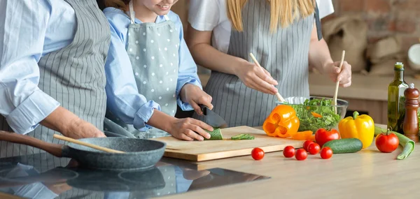 Foto ritagliata di tre donne che fanno insalata sana — Foto Stock