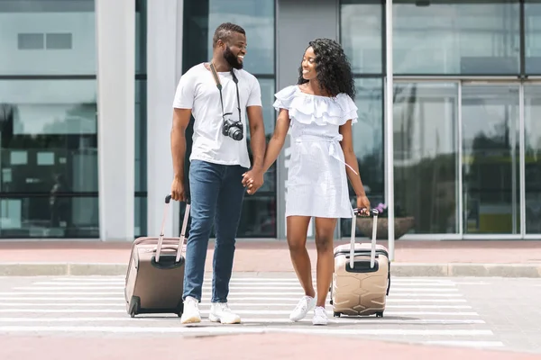 Recém-casados africanos felizes desfrutando de viagem de lua de mel, chegaram ao aeroporto — Fotografia de Stock