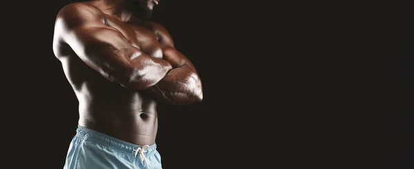 Geschnittenes Bild eines afrikanisch-amerikanischen Bodybuilders mit verschränkten Armen — Stockfoto