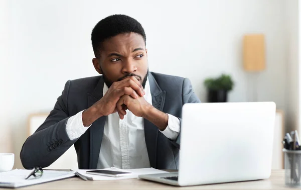 Pensativo empresario africano ponerse nervioso en el lugar de trabajo — Foto de Stock