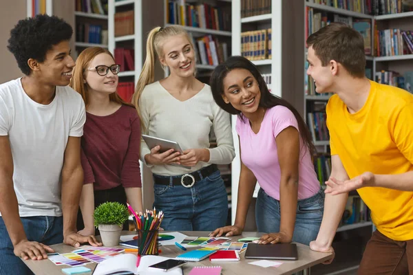 Jonge kerel die zijn ideeën voor andere studenten uitdrukt — Stockfoto