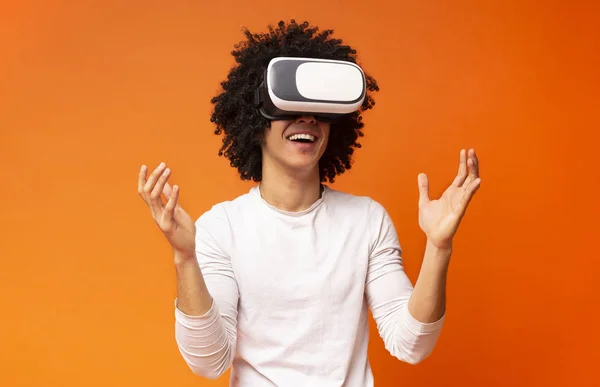 Cheerful man enjoying futuristic technologies with vr glasses — Stock Photo, Image