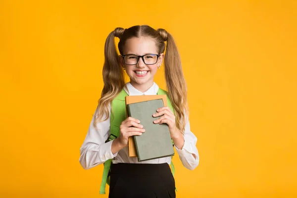 Felice studentessa holding libri sorridente a macchina fotografica, Studio girato — Foto Stock