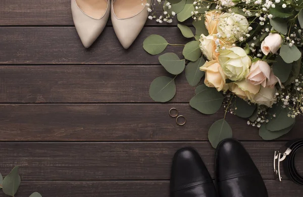 Sposa sposo scarpe e rose bouquet sul pavimento in legno — Foto Stock