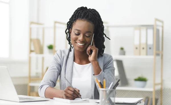 Positive Business Lady Having Phone Conversation Taking Notes In Office — Stock Photo, Image